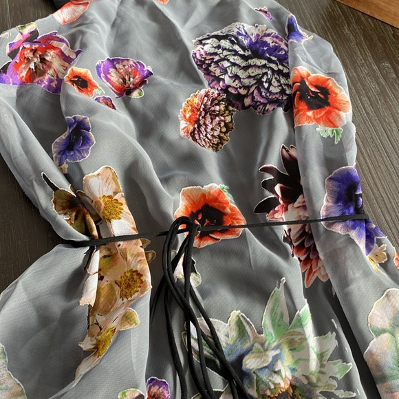 Stunning Simply Vera by Vera Wang ladies summer dress in size medium. - Picture 4 of 9